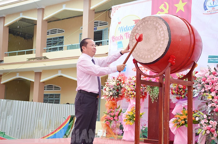 Phó Bí thư Thường trực Tỉnh ủy Kiên Giang Mai Văn Huỳnh đánh trống khai giảng tại Trường THPT Kiên Lương